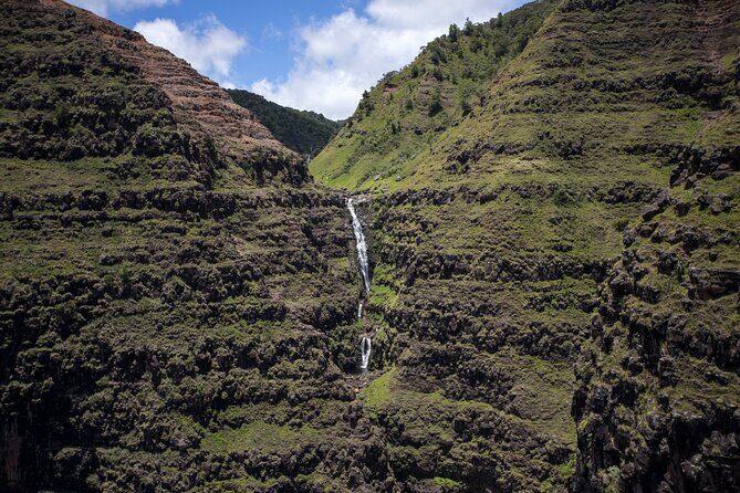 Kauai Deluxe Waterfall Safari: Helicopter Tour - The Pilot Experience: Calm Flying and Real-Time Explanations