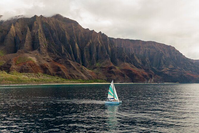 Kauai: Leila Na Pali Sunset Dinner Sail - When the captain can raise the sails: trade winds, speed, and why it matters