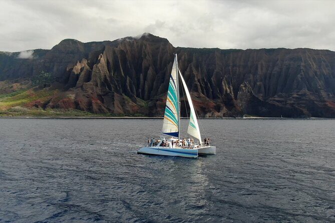 Kauai: Leila Na Pali Sunset Dinner Sail - Dinner, mai tais, and the Champagne toast: how the meal fits the sunset