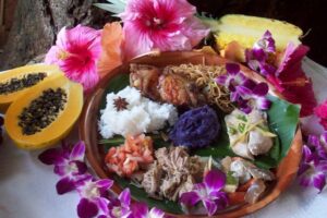 Kauai: Luau Kalamaku with Buffet Dinner and Show - Buffet dinner and open bar: island favorites, fast service