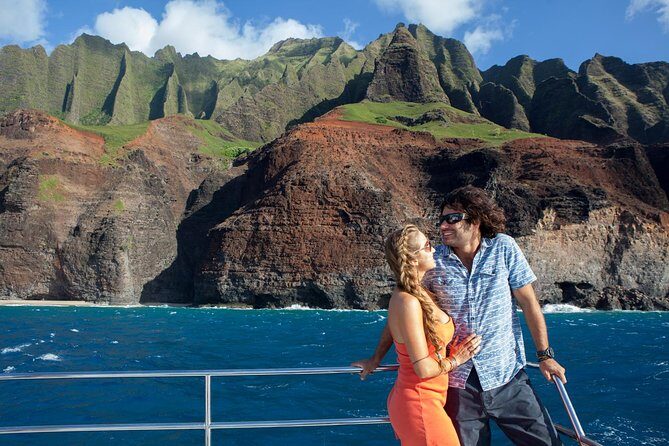 Kauai: Na Pali Sunset & Sightsee Boat Tour - What the included dinner and craft drinks really feel like
