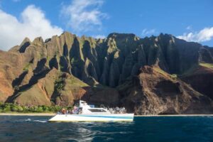 Kauai: Napali Sunset Dinner Cruise - Meeting Holo Holo Charters and Setting Yourself Up